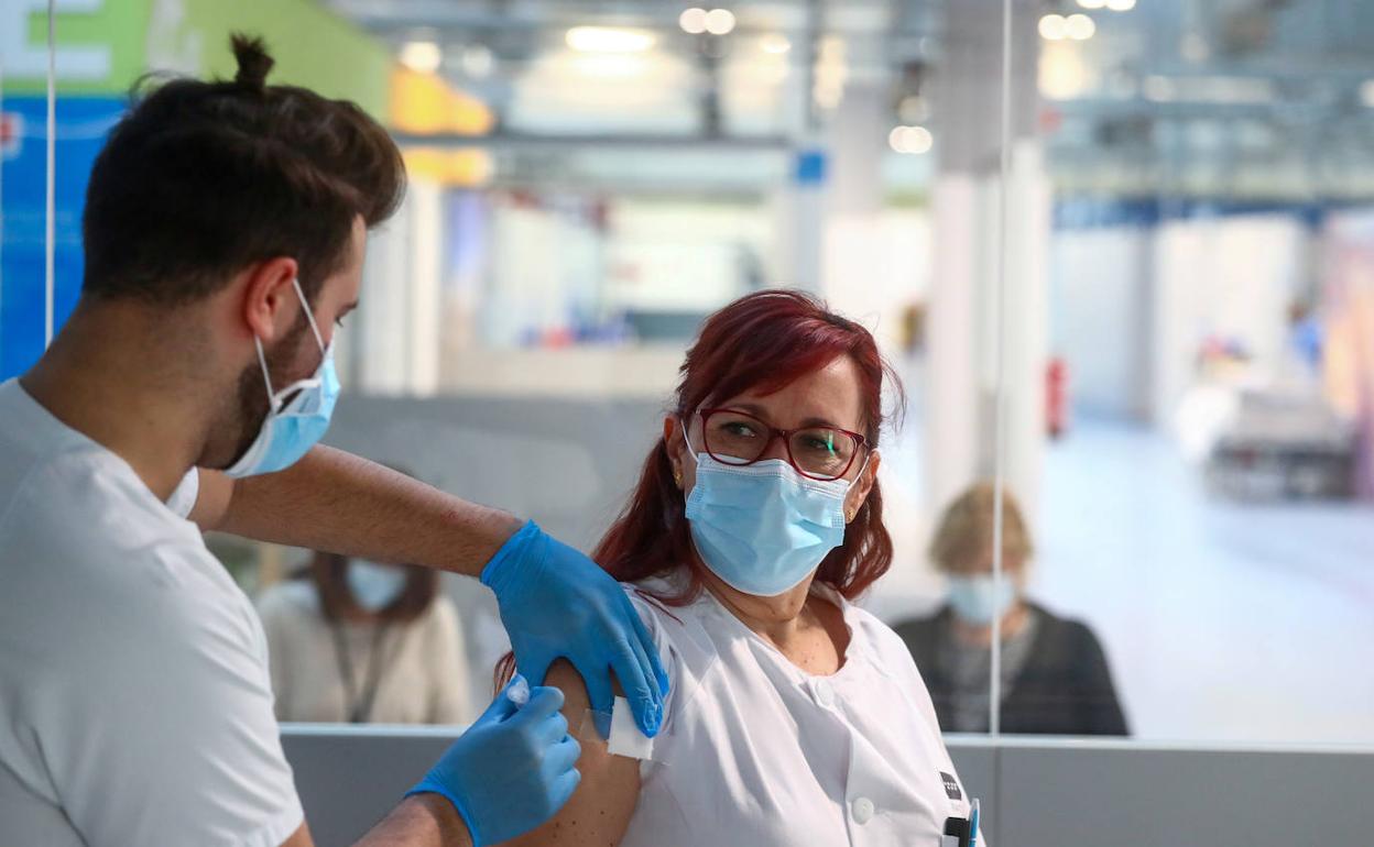 Una sanitaria se vacuna en el hospital Isabel Zendal de Madrid.