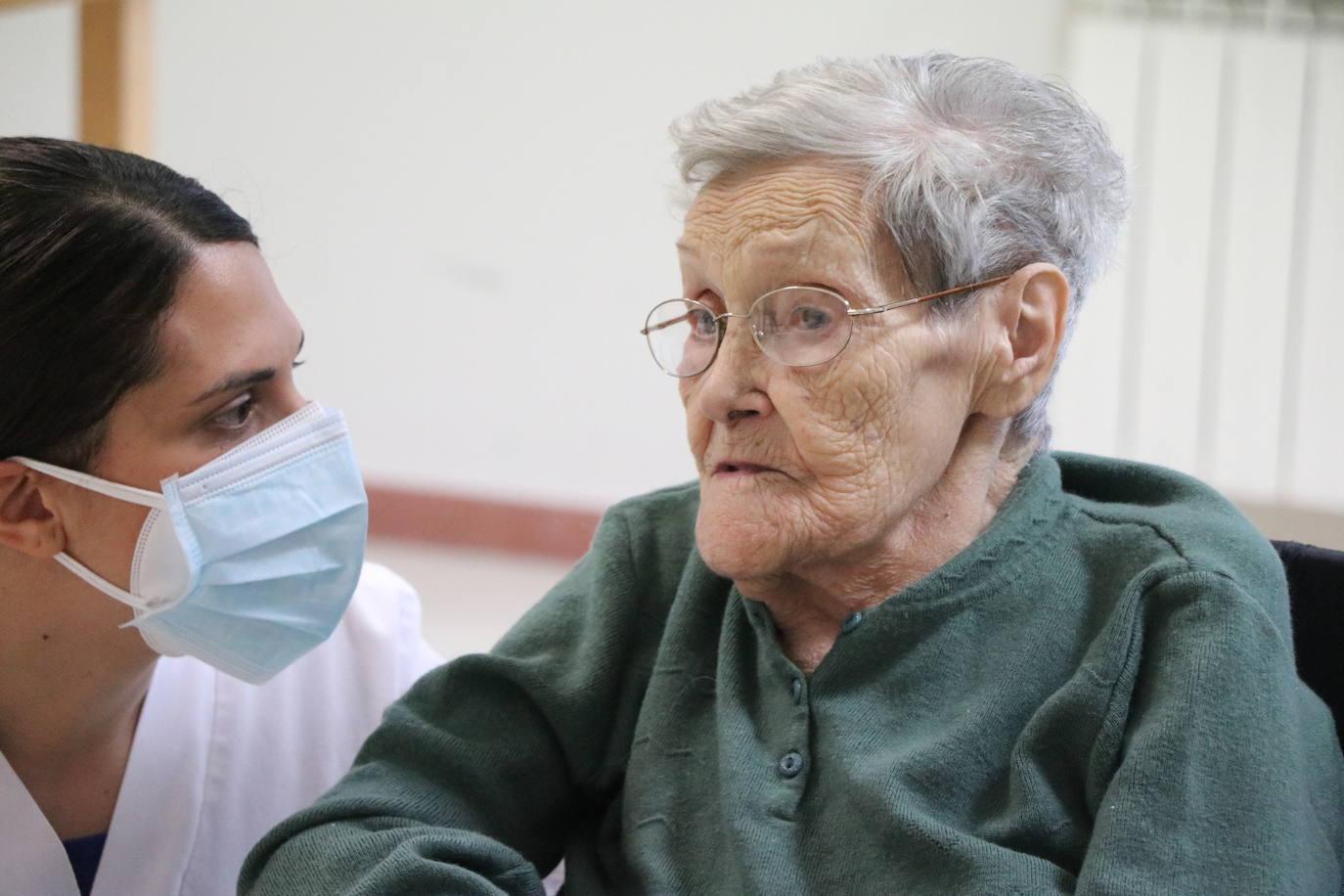 Herminia, de 104 años, primera vacunada de la residencia. 