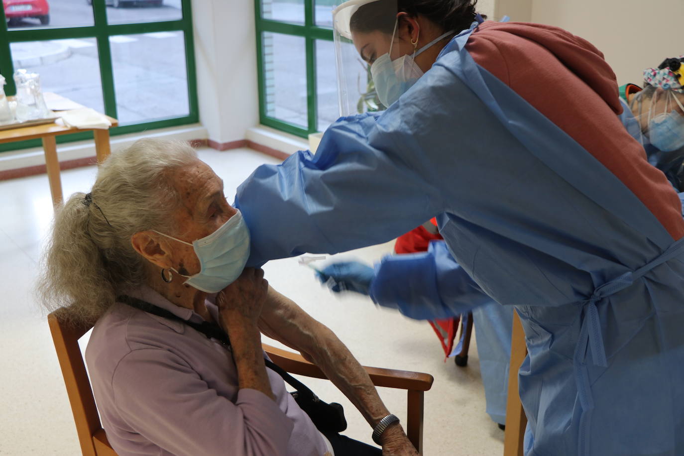 Herminia, de 104 años, primera vacunada de la residencia. 