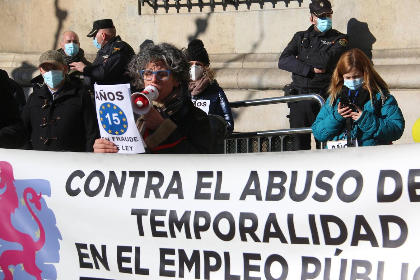 Los trabajadores interinos exigen el cese del abuso de la temporalidad en León.