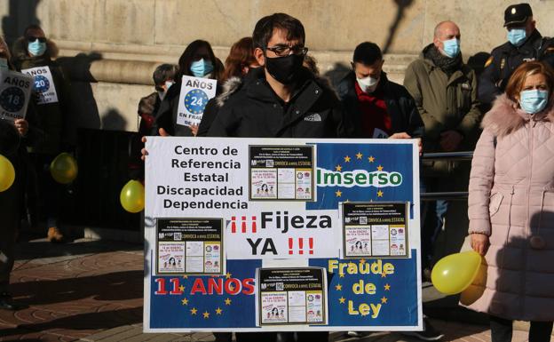 Medio centenar de trabajadores públicos interinos se han conentrado este jueves frente a la Subdelegación del Gobierno en León.