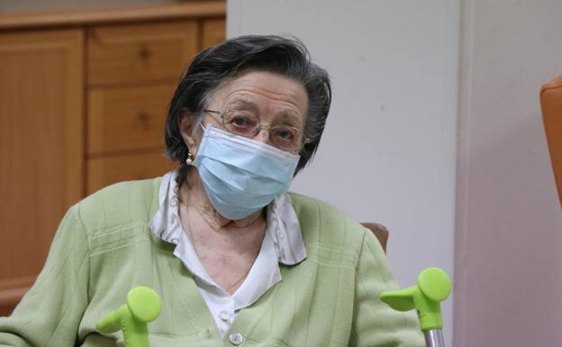 Francisca, de 92 años, tras la vacuna contra la covid-19. 