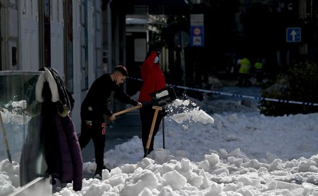 Estado de una de las calles de Madrid este jueves, seis días después de la gran nevada.