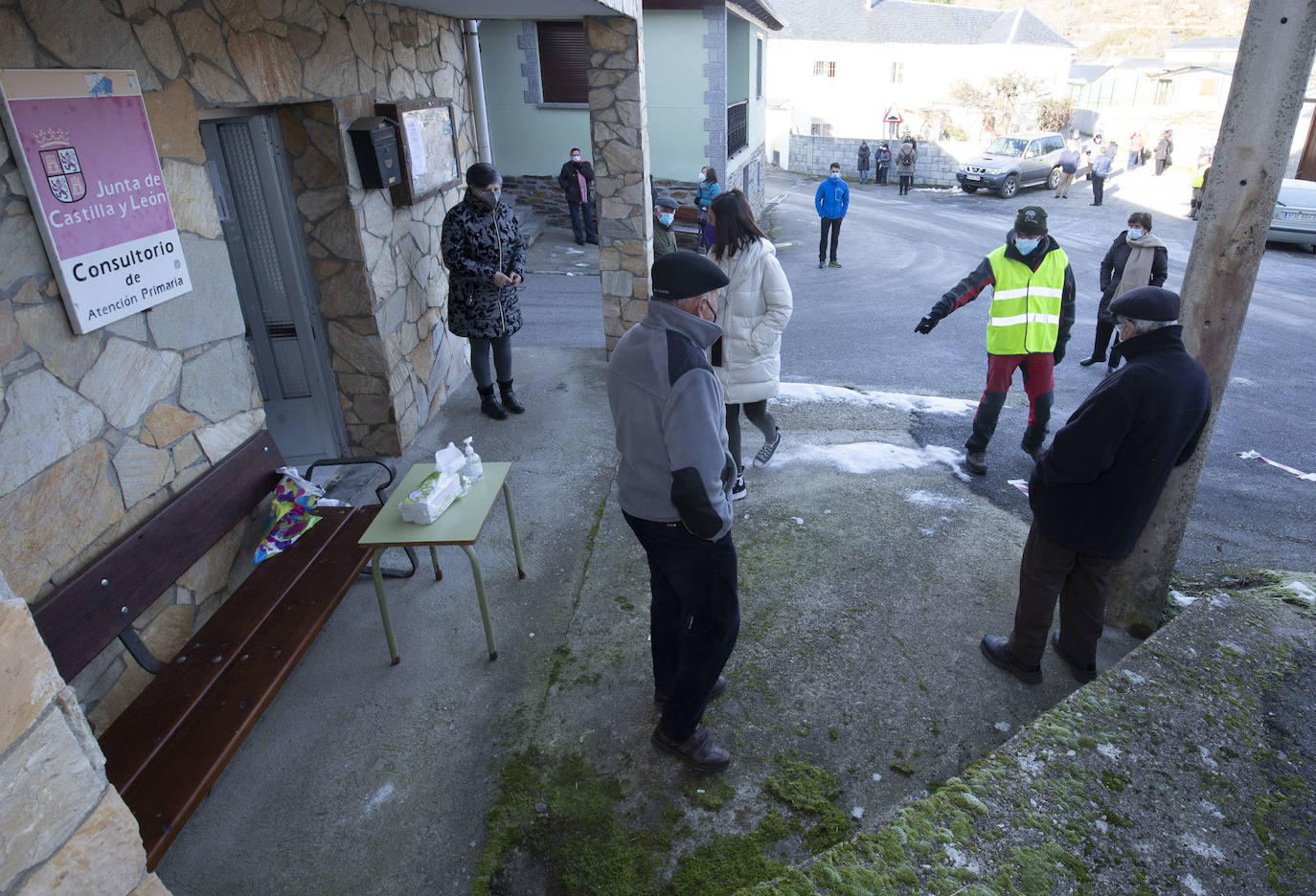 Fotos: Los vecinos de cuatro localidades de Páramo del Sil acuden al cribado masivo para detectar casos de COVID-19