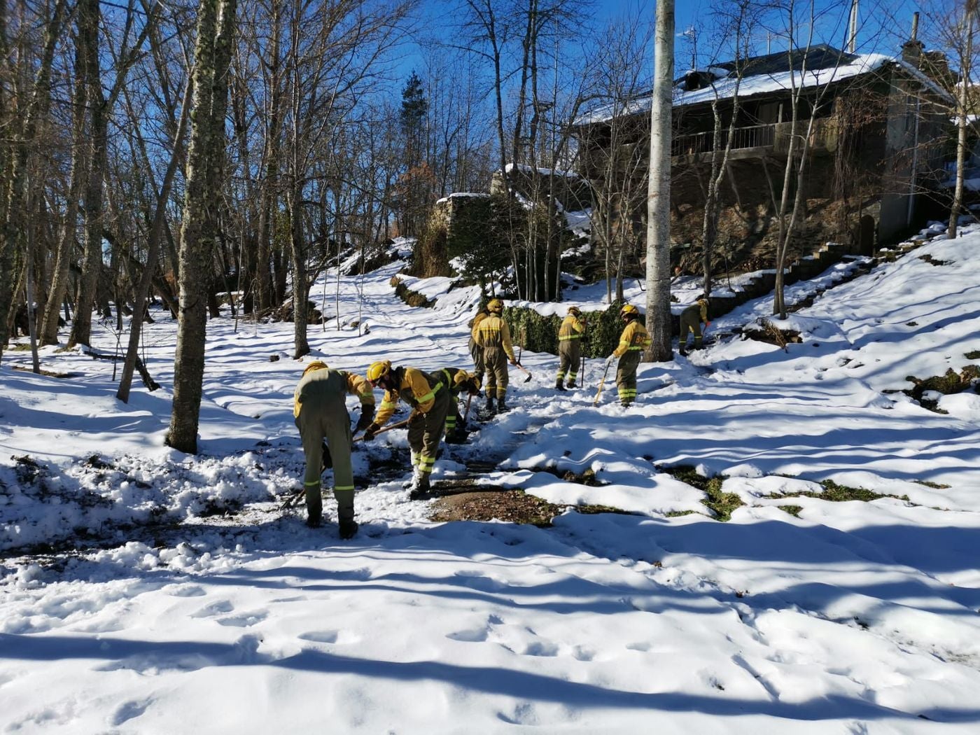 Las Brigadas de Refuerzo de Incendios Forestales (Brif) se reconvierten para actuar en pleno invierno | Los equipos de extinción dejan a un lado los incendios forestales y se centran en romper el hielo que atrapa a muchas localidades leonesas. 