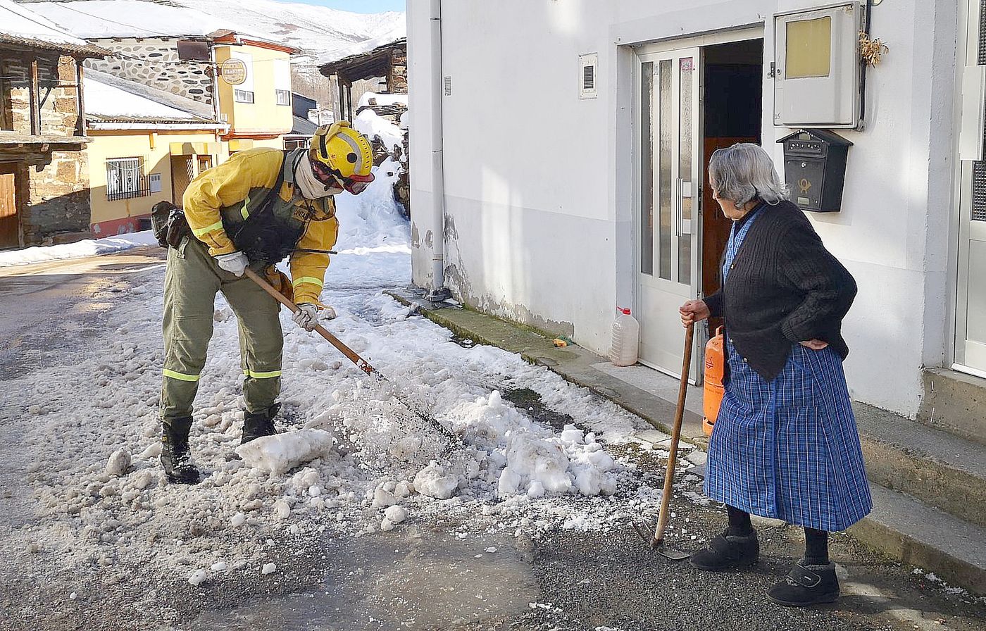 Las Brigadas de Refuerzo de Incendios Forestales (Brif) se reconvierten para actuar en pleno invierno | Los equipos de extinción dejan a un lado los incendios forestales y se centran en romper el hielo que atrapa a muchas localidades leonesas. 