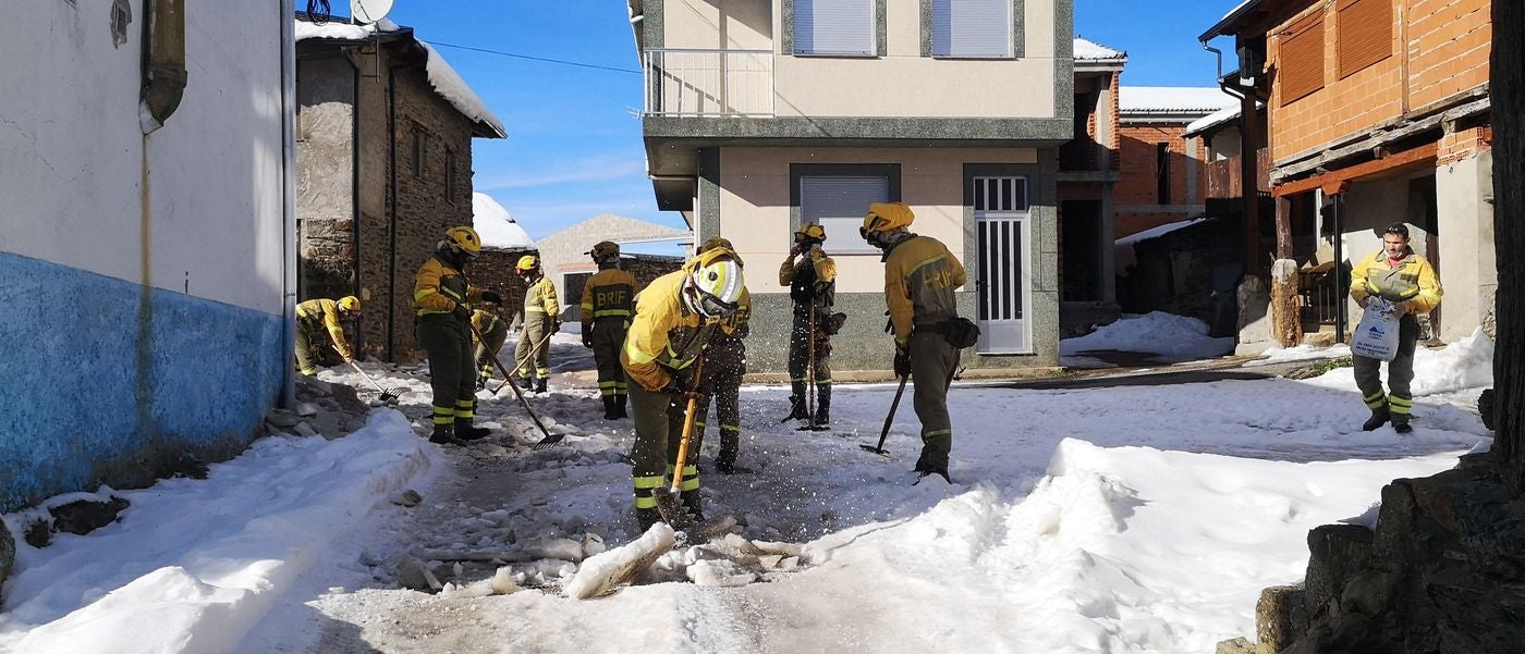 Las Brigadas de Refuerzo de Incendios Forestales (Brif) se reconvierten para actuar en pleno invierno | Los equipos de extinción dejan a un lado los incendios forestales y se centran en romper el hielo que atrapa a muchas localidades leonesas. 