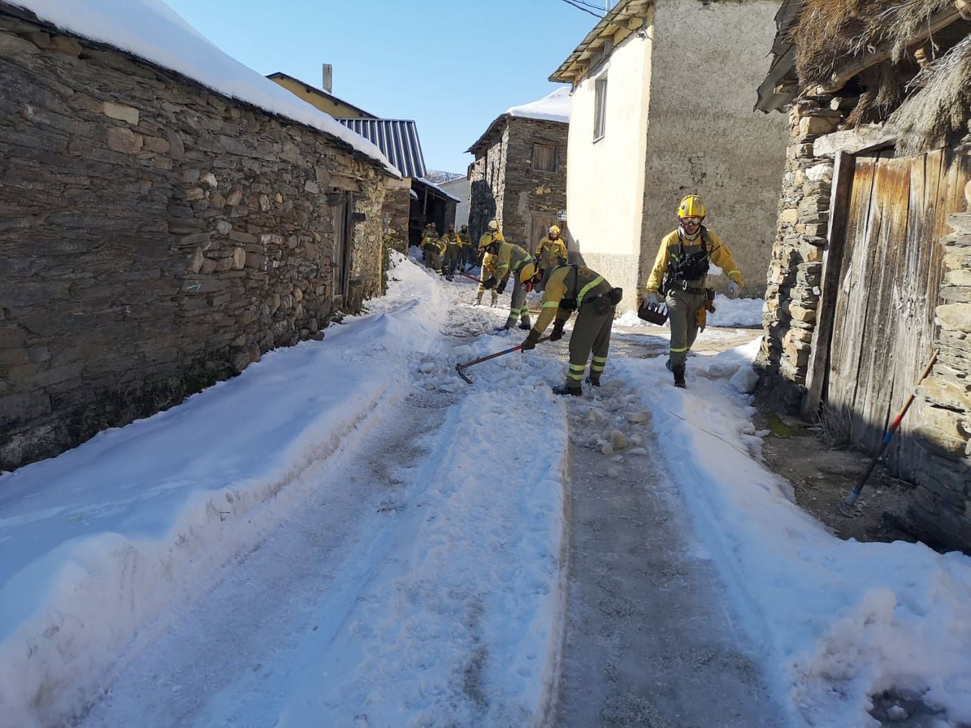 Las Brigadas de Refuerzo de Incendios Forestales (Brif) se reconvierten para actuar en pleno invierno | Los equipos de extinción dejan a un lado los incendios forestales y se centran en romper el hielo que atrapa a muchas localidades leonesas. 