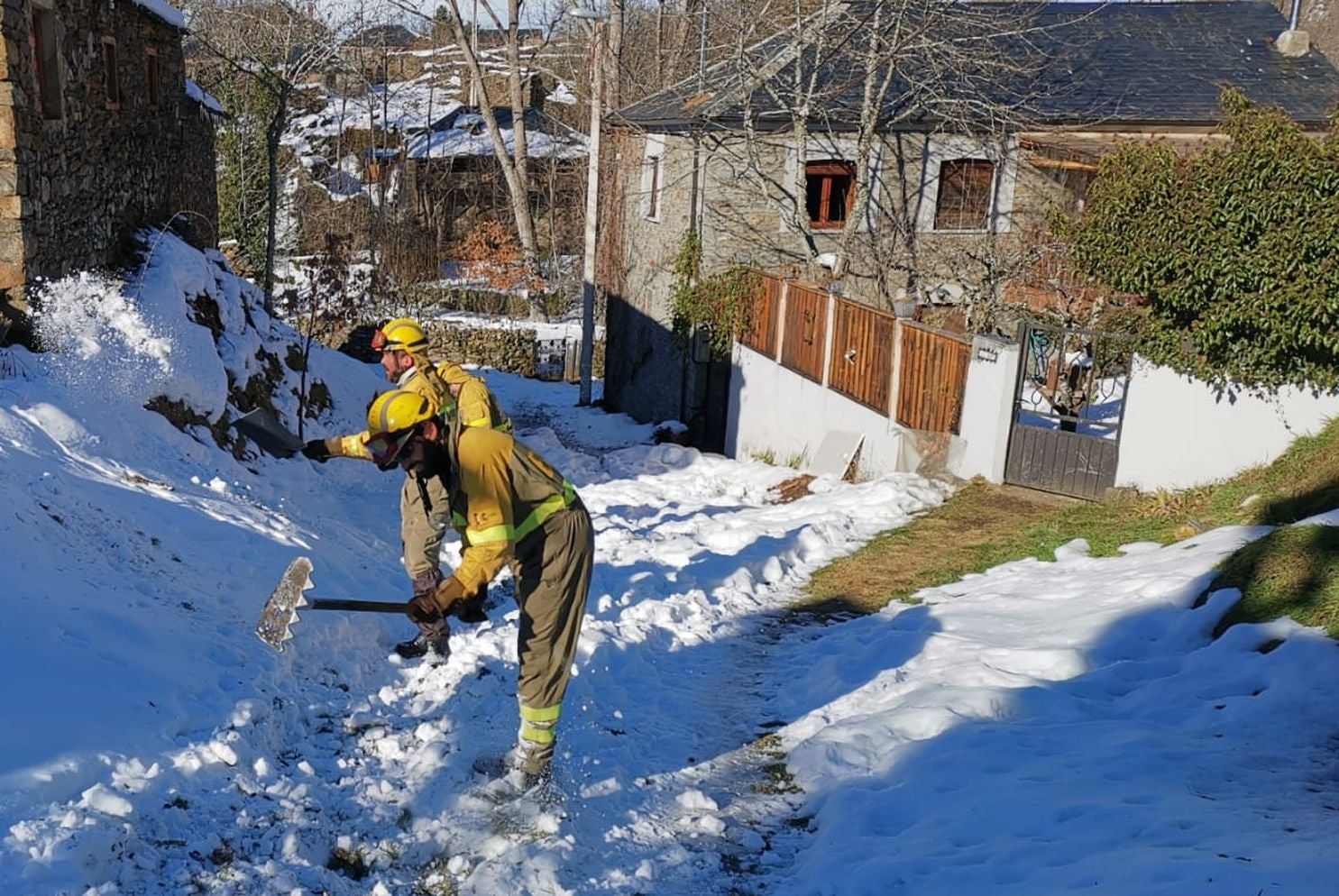 Las Brigadas de Refuerzo de Incendios Forestales (Brif) se reconvierten para actuar en pleno invierno | Los equipos de extinción dejan a un lado los incendios forestales y se centran en romper el hielo que atrapa a muchas localidades leonesas. 