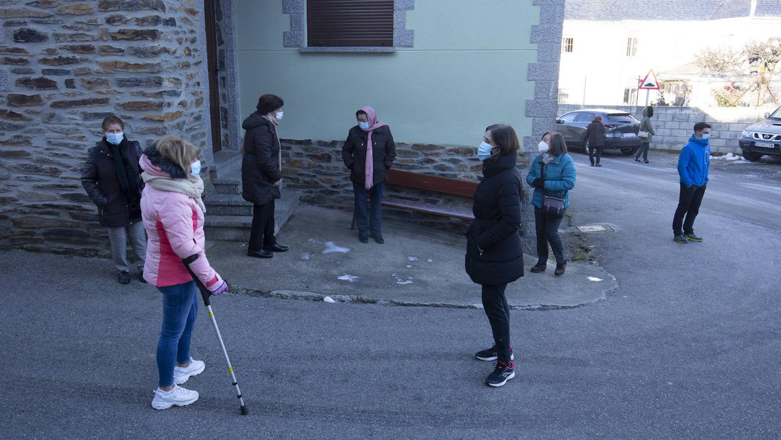 Fotos: Los vecinos de cuatro localidades de Páramo del Sil acuden al cribado masivo para detectar casos de COVID-19