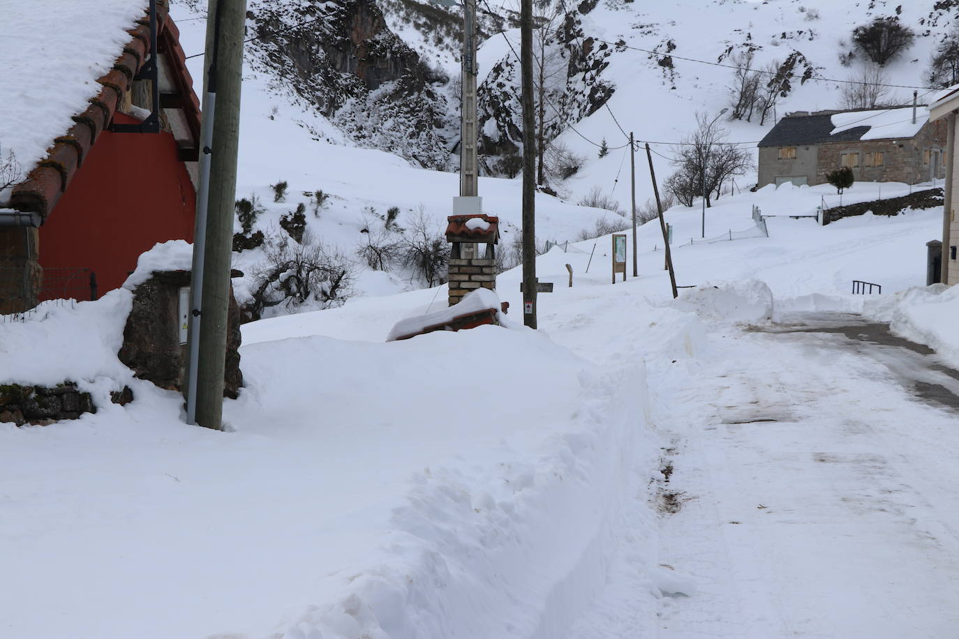 El municipio babiano mantiene varias carreteras en muy mal estado tras la gran nevada que afrontó a finales de 2020.