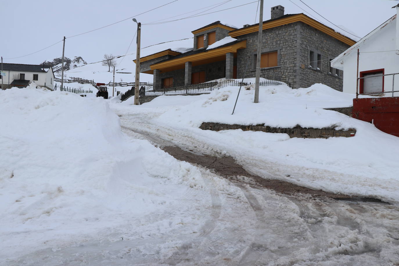 El municipio babiano mantiene varias carreteras en muy mal estado tras la gran nevada que afrontó a finales de 2020.