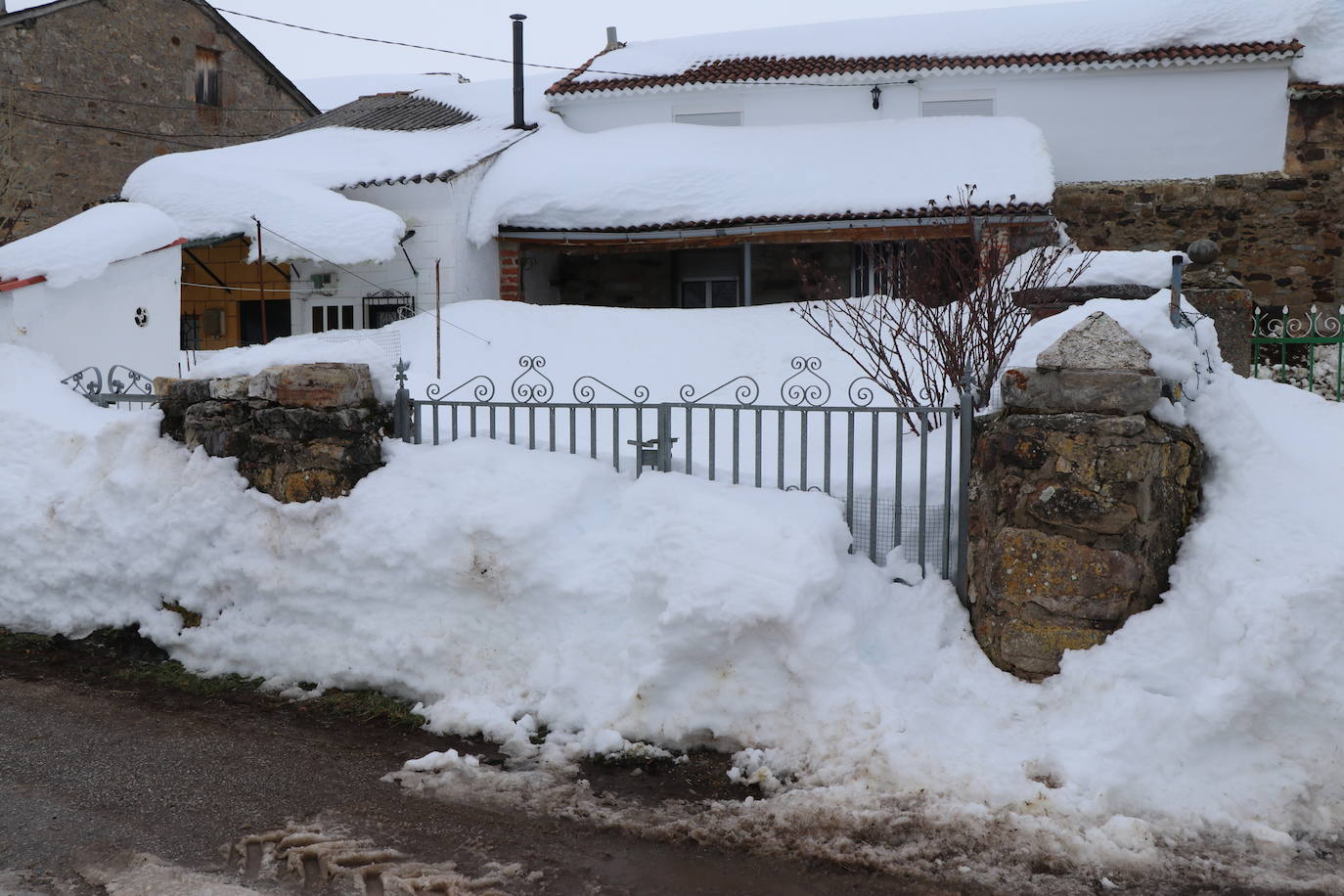 El municipio babiano mantiene varias carreteras en muy mal estado tras la gran nevada que afrontó a finales de 2020.