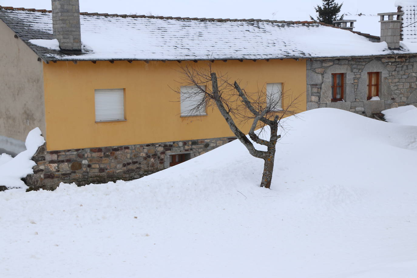 El municipio babiano mantiene varias carreteras en muy mal estado tras la gran nevada que afrontó a finales de 2020.