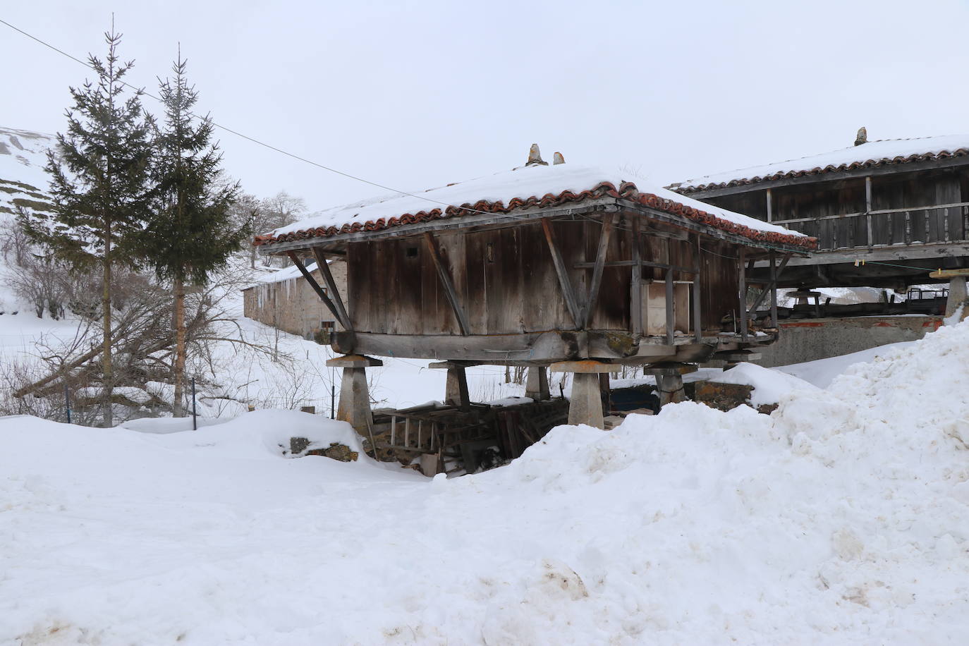 El municipio babiano mantiene varias carreteras en muy mal estado tras la gran nevada que afrontó a finales de 2020.