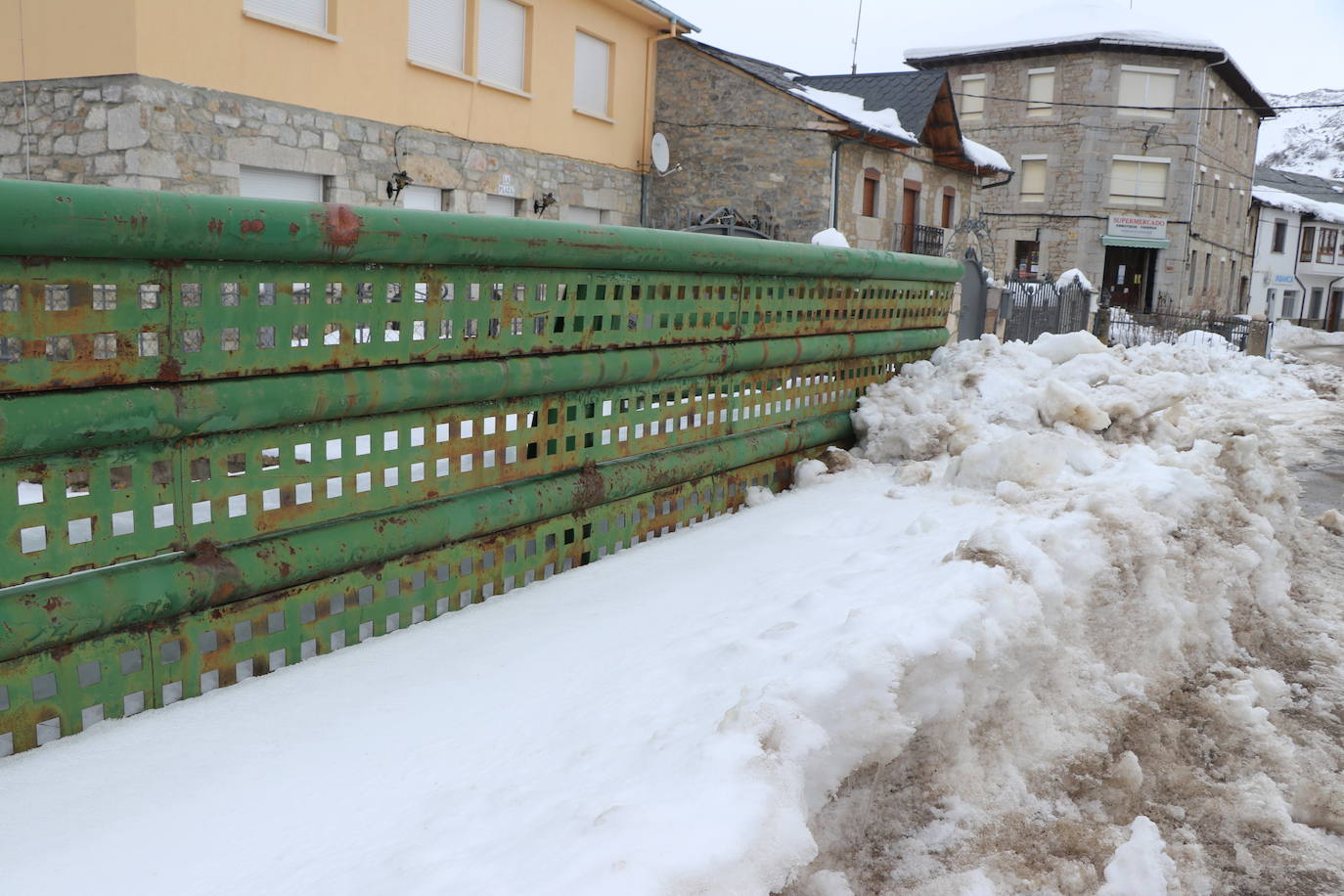 El municipio babiano mantiene varias carreteras en muy mal estado tras la gran nevada que afrontó a finales de 2020.