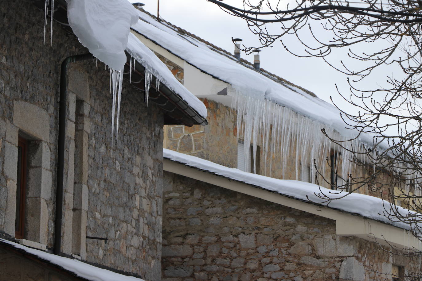 El municipio babiano mantiene varias carreteras en muy mal estado tras la gran nevada que afrontó a finales de 2020.