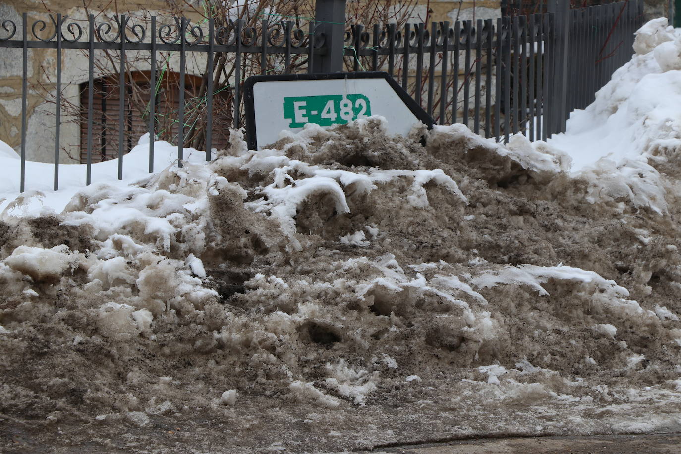 El municipio babiano mantiene varias carreteras en muy mal estado tras la gran nevada que afrontó a finales de 2020.