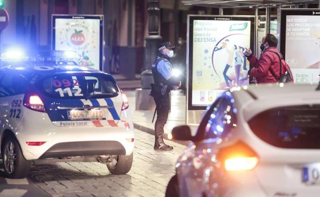 Un agente de la Policía Local conversa con un ciudadano en la plaza de Santo Domingo.. 