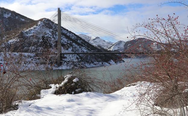 Imagen principal - La nieve cubre gran parte de los pueblos de zonas de montaña de León.