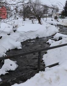 Imagen secundaria 2 - La nieve cubre gran parte de los pueblos de zonas de montaña de León.