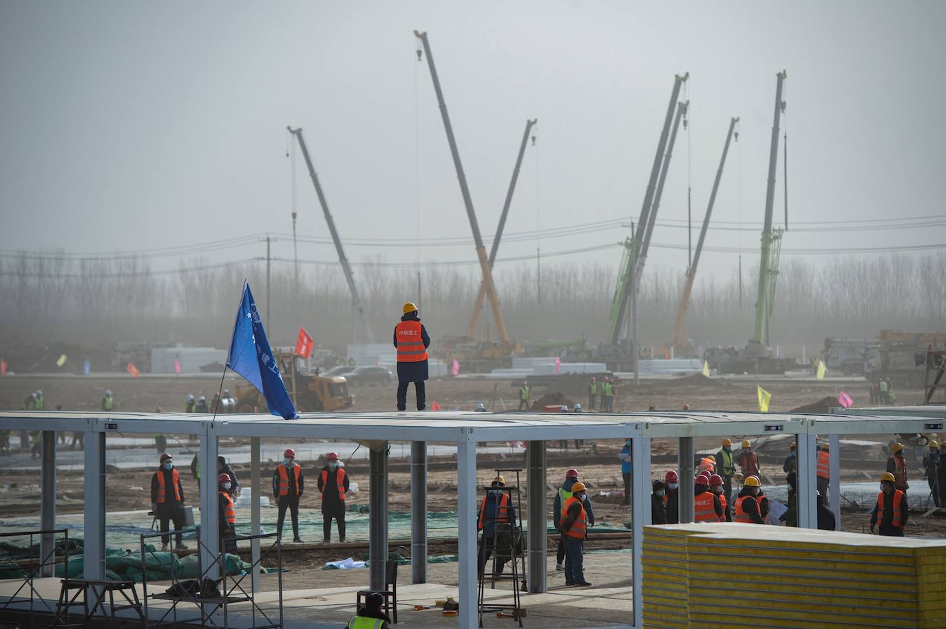 Parece un dejà vu. Apenas un año después de que las excavadoras levantaran los hospitales de emergencia para pacientes enfermos por Covid en Wuhan, la historia vuelve a repetirse al norte de China. Las famosas infraestructuras conocidas como el Arca de Noé vuelven a levantar sus cimientos a gran escala y comienza la llegada a contrarreloj de miles y miles de médicos procedentes de distintos puntos del país. El repunte de casos unido a la primera muerte, después de 8 meses sin bajas médicas, han hecho saltar las alarmas. Más de 20.000 residentes de aldeas alrededor de Shijiazhuang, a unos 294 kilómetros al suroeste de Pekín, fueron enviadas a partir del miércoles a instalaciones del Estado (en las fotos) para cumplir cuarentena. 