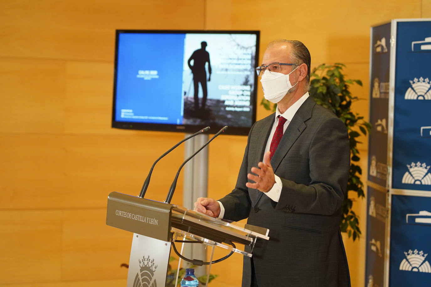 Fotos: El presidente de las Cortes informa sobre las responsabilidades que asume la institución en la CALRE