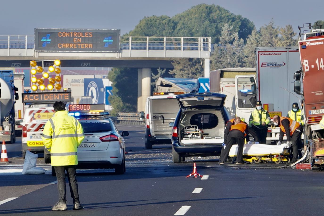 Los fallecidos intentaron auxiliar al camión accidentado en el momento del trágico suceso. 