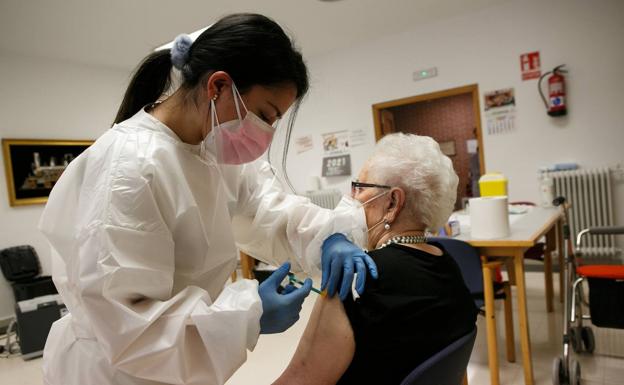 Un total de 124 castellanos y leoneses han recibido ya la segunda dosis de la vacuna contra la covid-19