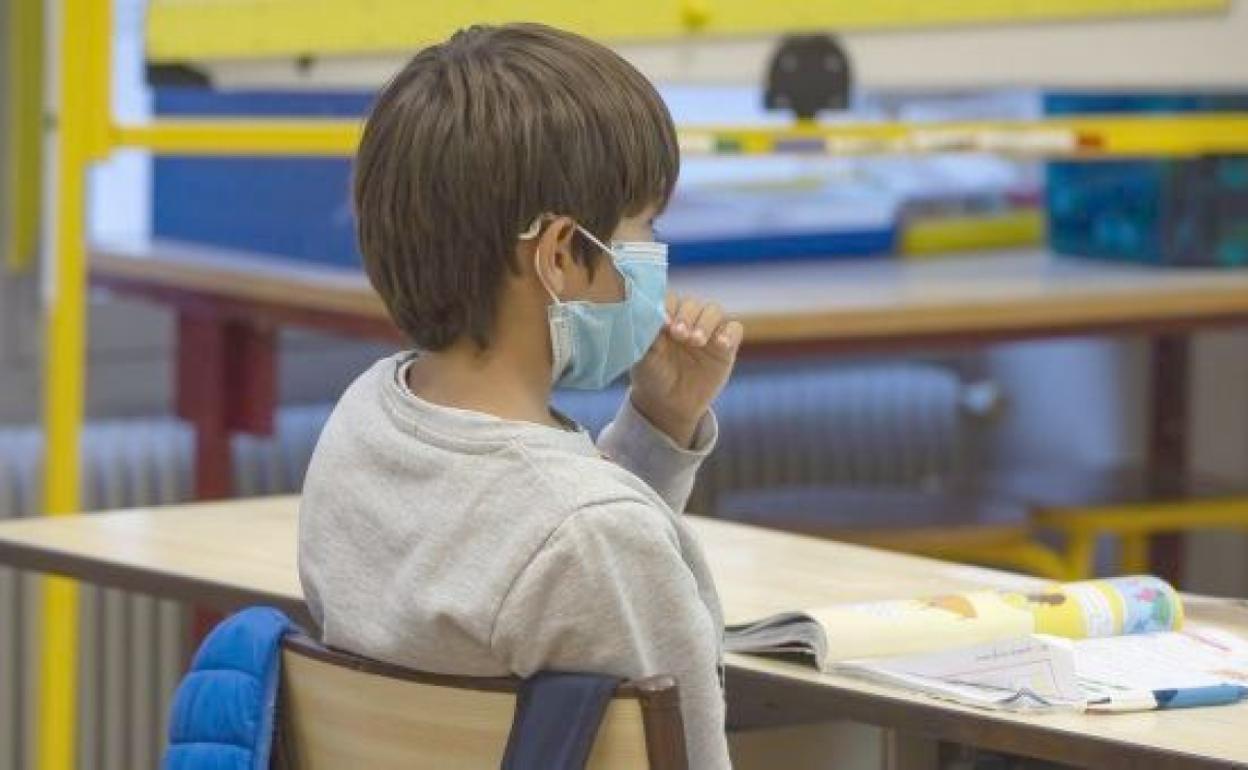 Imagen de un alumno con mascarilla.