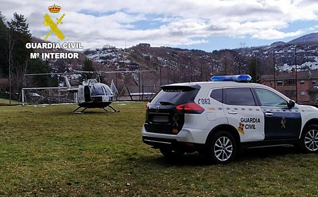 Llegada del helicóptero con el herido a La Pola de Gordón.