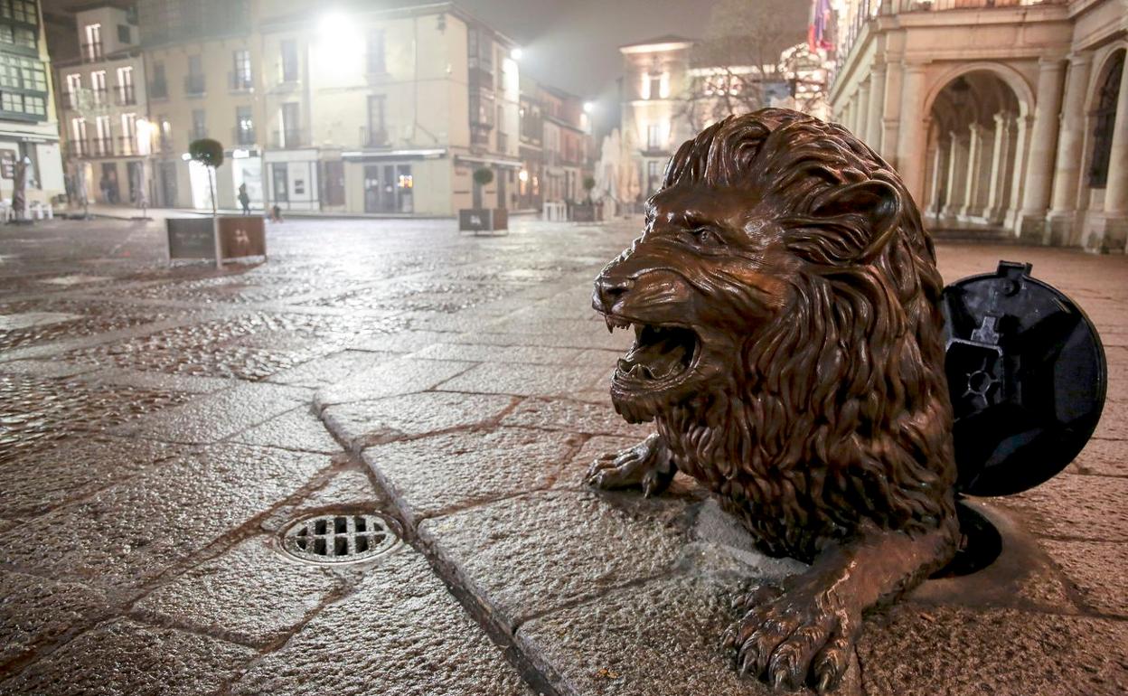 Plaza de San Marcelo, durante el toque de queda a las 20:00 horas. 