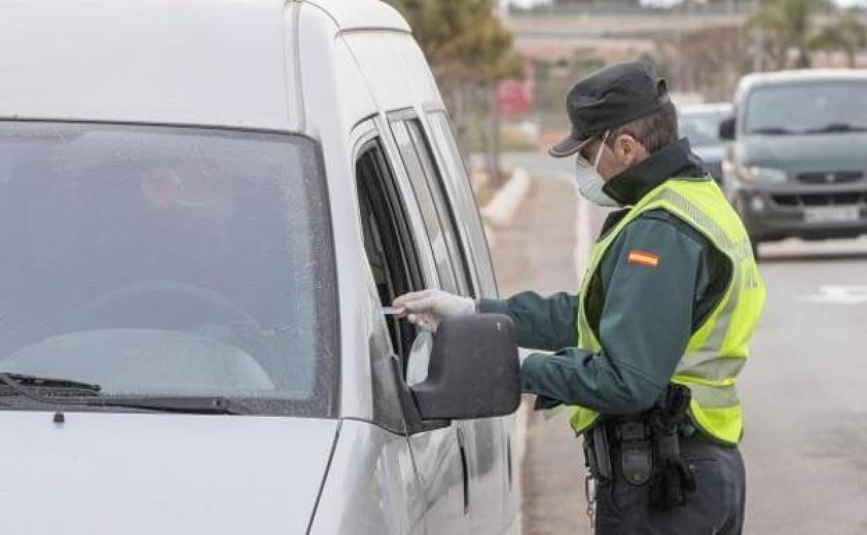 Un agente de la Guardia Civil, en un control. 