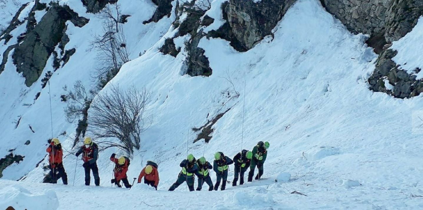 Continúa la búsqueda del operario desaparecido en San Isidro. Emergencias busca terminar el mapeo con georradar de la zona del alud en San Isidro. 