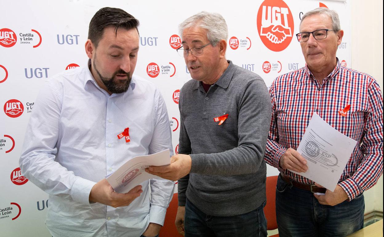 El secretario autónomico de Sanidad de UGT, Miguel Holguín, a la izquierda, en una imagen de archivo.