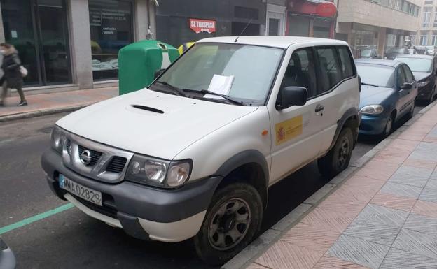 Imagen principal - Imagen del vehículo oficial aparcado desde hace un mes en la 'zona verde' de León capital.