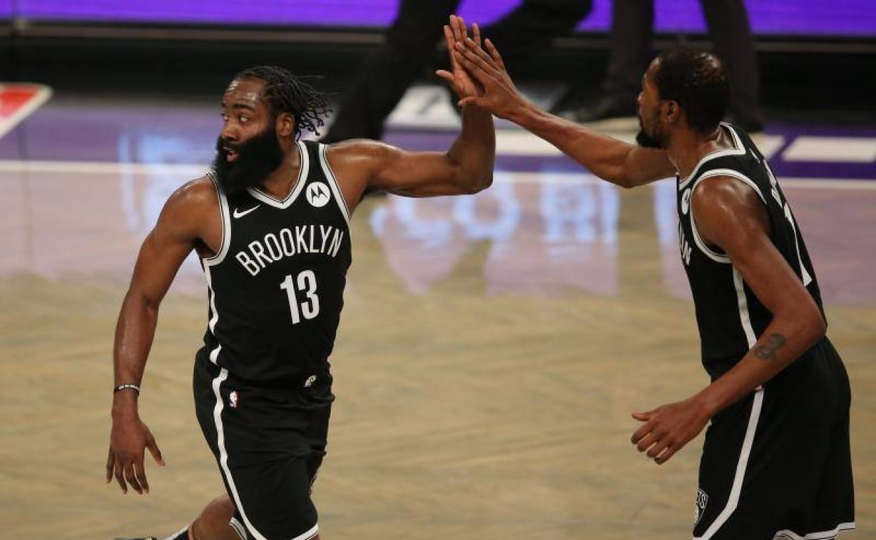 James HArdem y Kevin Durante celebran una canasta. 