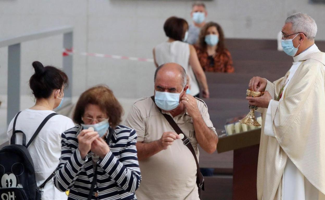 Feligreses en una iglesia durante la pandemia.