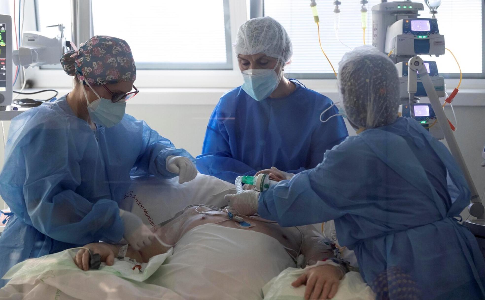 Un equipo médico atiende a un paciente covid en un centro asistencial. 