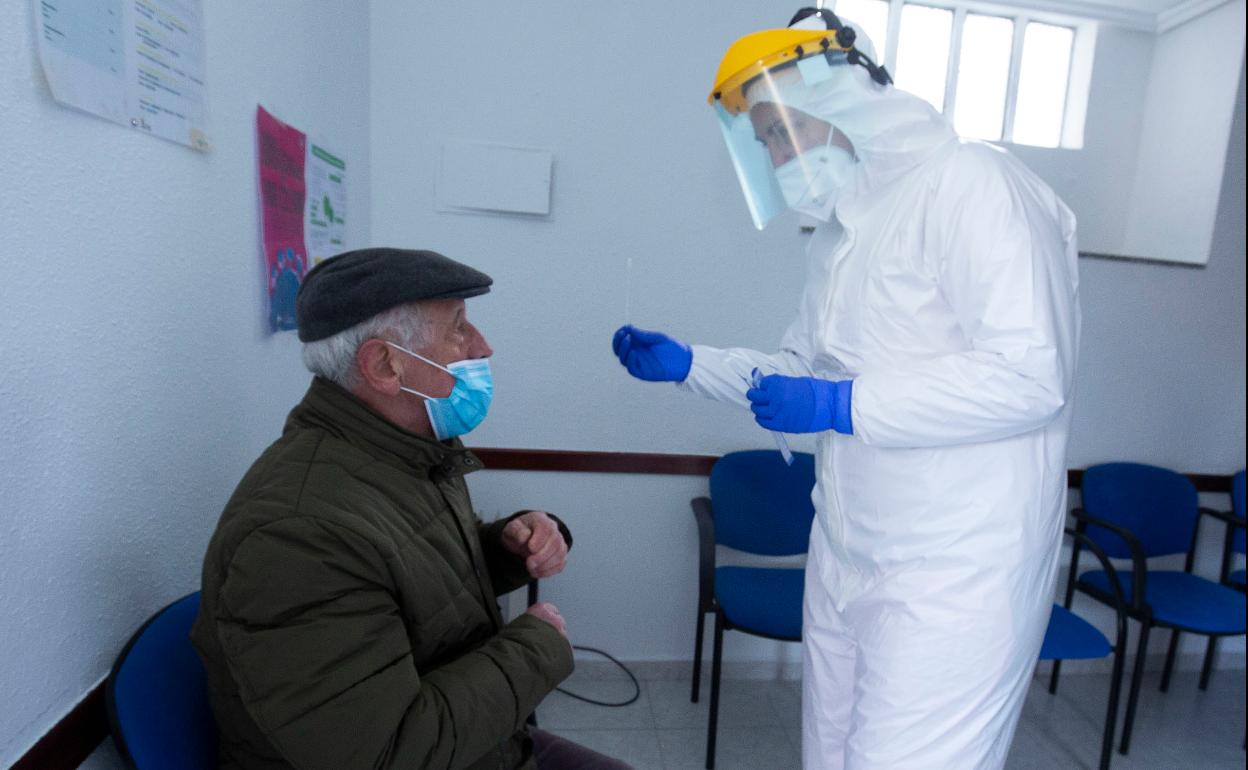 Un anciano se somete a la prueba en Páramo del Sil.