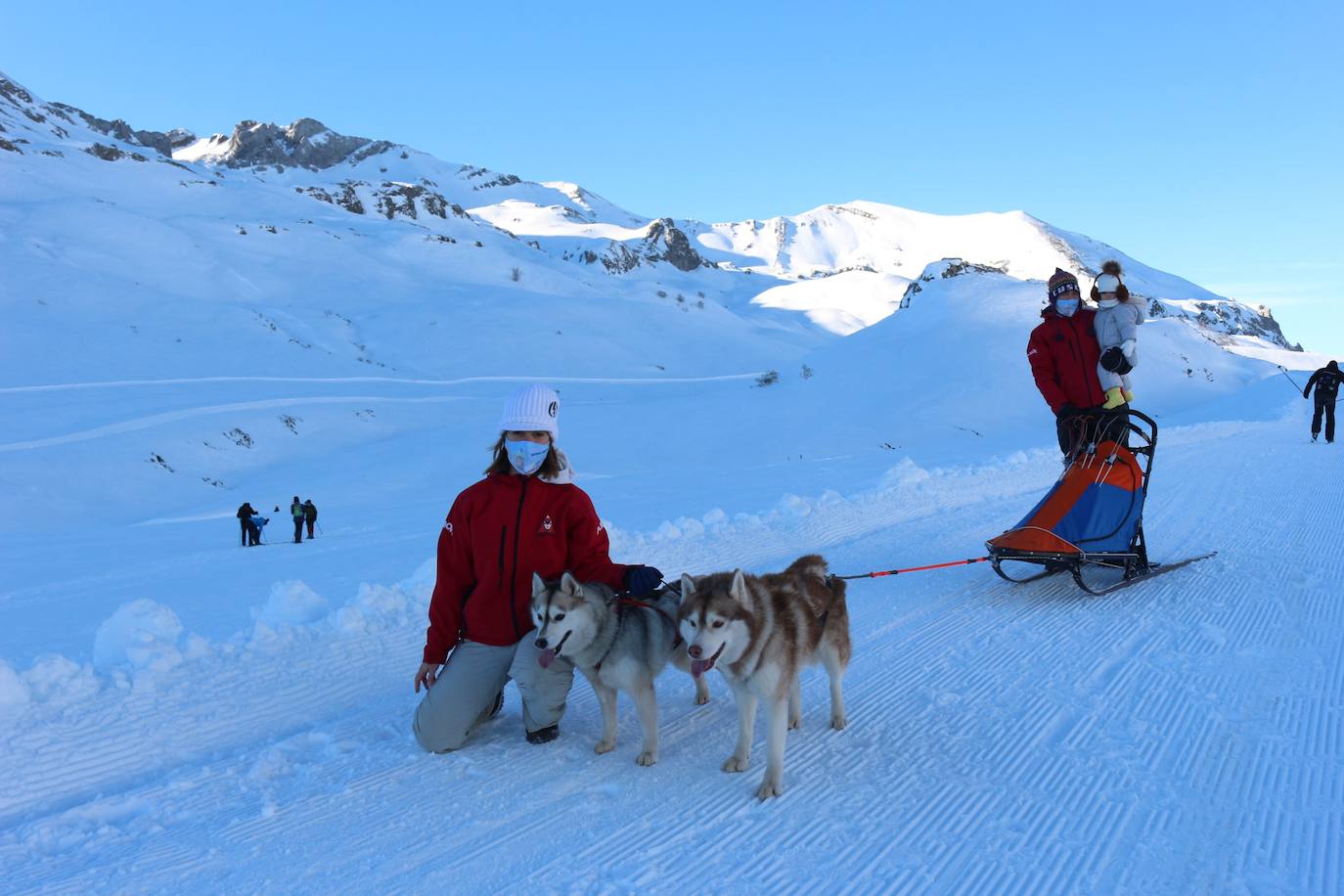 Velocidad, destreza, fuerza y pasión por la nieve unen al perro y al hombre. 