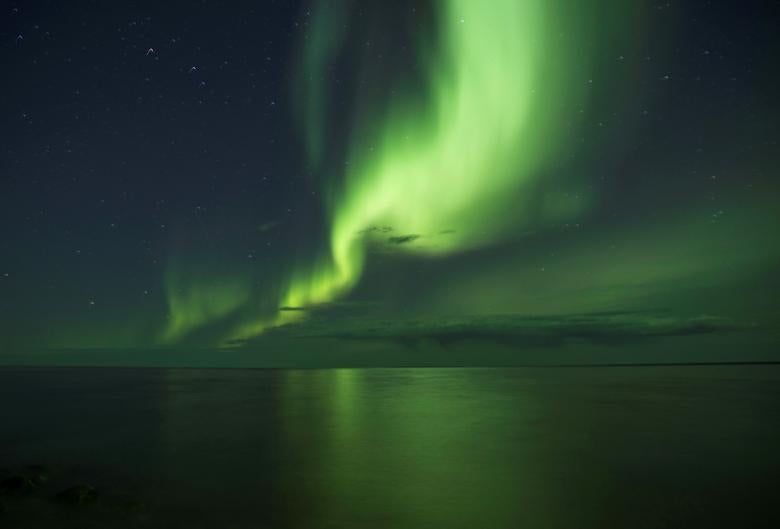 La aurora boreal aparece sobre Great Bear Lake, el octavo lago más grande del mundo en Deline, Territorios del Noroeste, Canadá, septiembre de 2016.