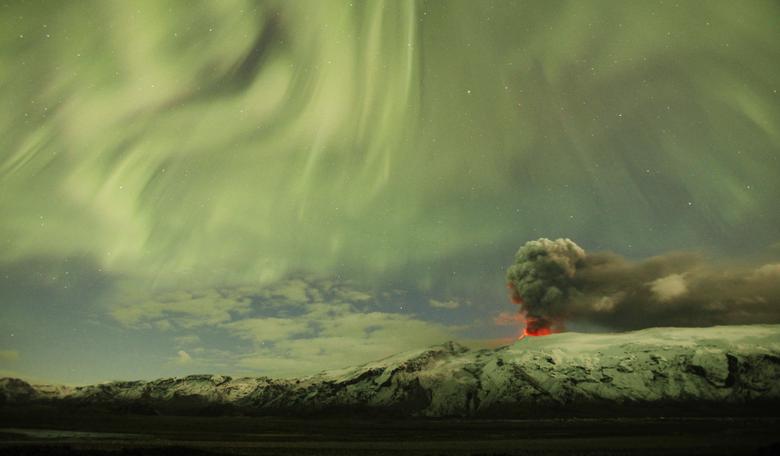 La aurora boreal se ve sobre el penacho de ceniza del volcán Eyjafjallajokull de Islandia, abril de 2010.