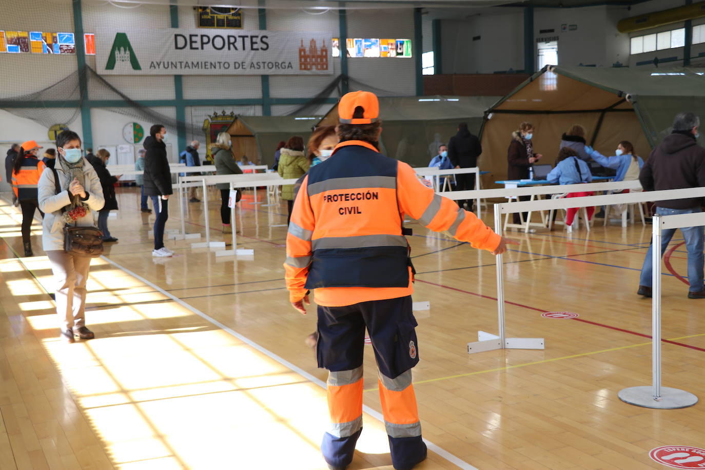 Cientos de vecinos acuden a las pruebas anticovid en la ciudad maragata .