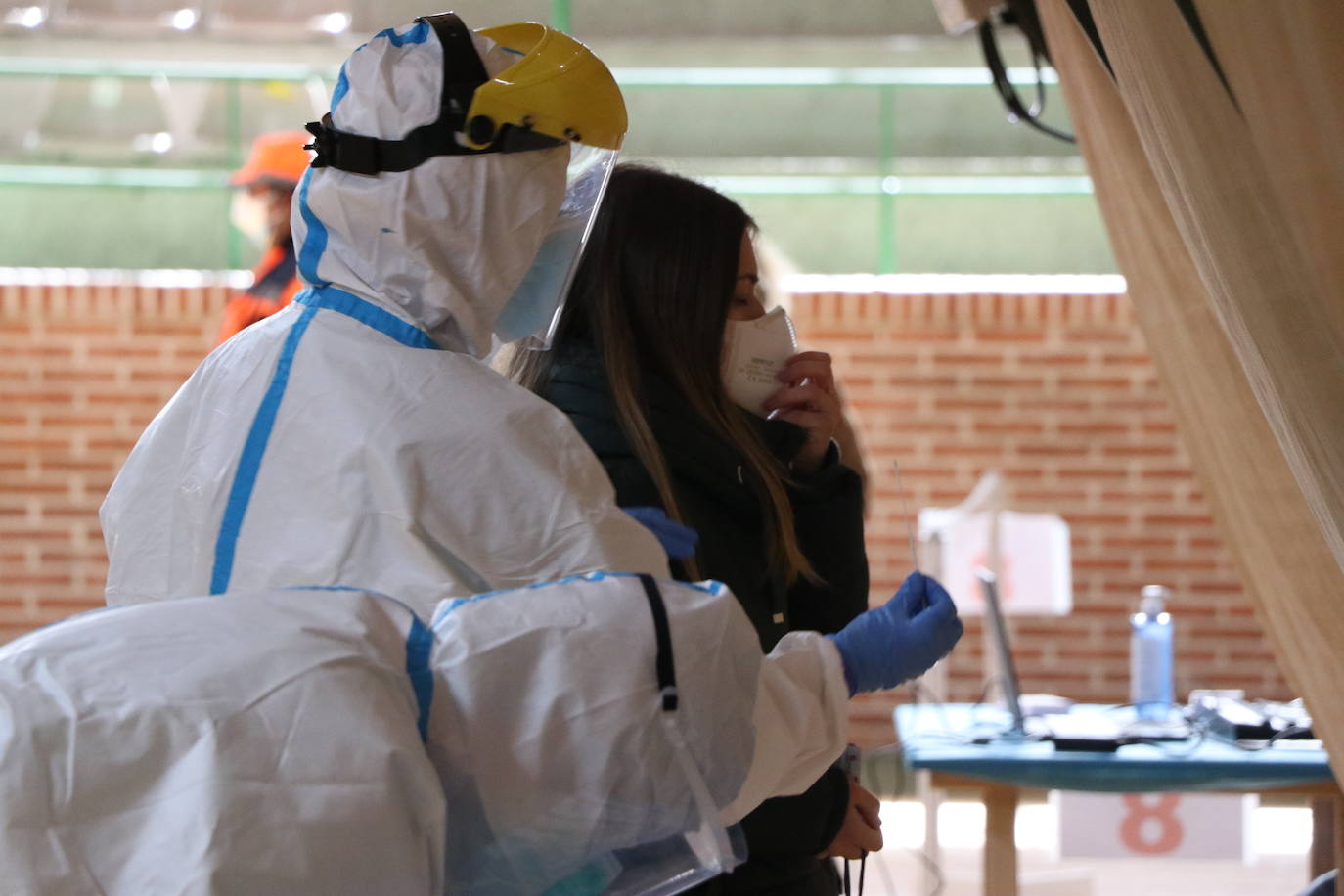 Cientos de vecinos acuden a las pruebas anticovid en la ciudad maragata .