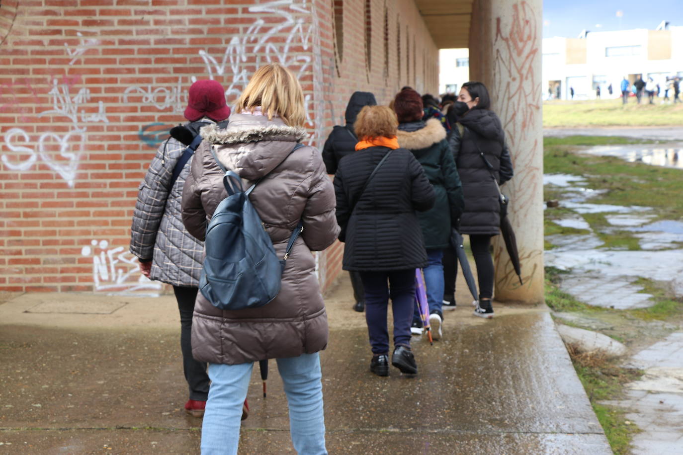 Cientos de vecinos acuden a las pruebas anticovid en la ciudad maragata .