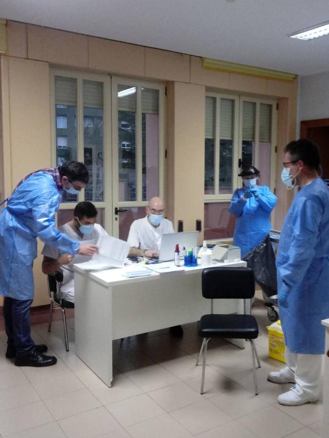 María Ángeles, cocinera de la residencia San José, recibiendo la segunda dosis de la vacuna frente a la covid-19.