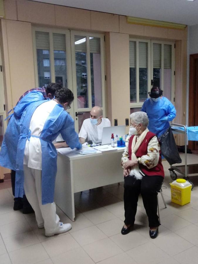 María Ángeles, cocinera de la residencia San José, recibiendo la segunda dosis de la vacuna frente a la covid-19.