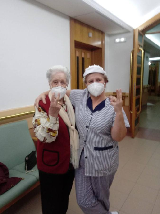 María Ángeles, cocinera de la residencia San José, recibiendo la segunda dosis de la vacuna frente a la covid-19.