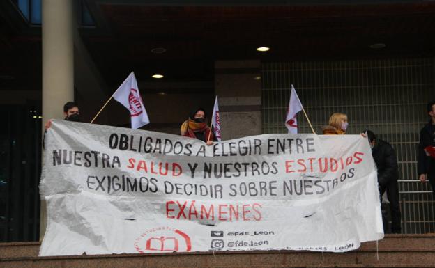 Los alumnos han protestado contra «la falta de organizaicón» de la ULE. 